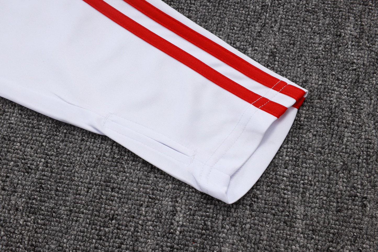Bayern White/Gray Tracksuit Half-Zip 25/26