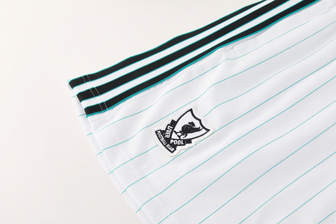 Kit Liverpool Icons Bianco 25/26 Uomo | Kit da Calcio - CalcioVivo