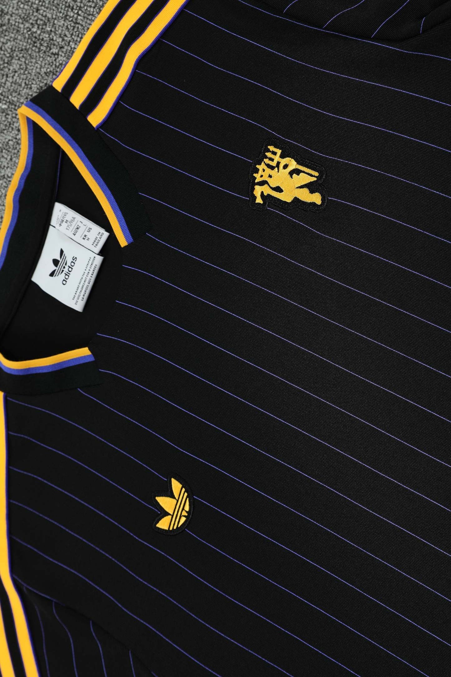 Kit Shirt + Shorts Manchester United Black/Gold 25/26