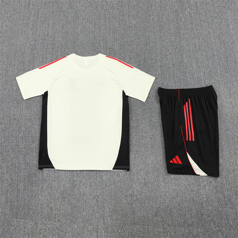 Kit Shirt + Shorts Liverpool Off-White/Black 25/26