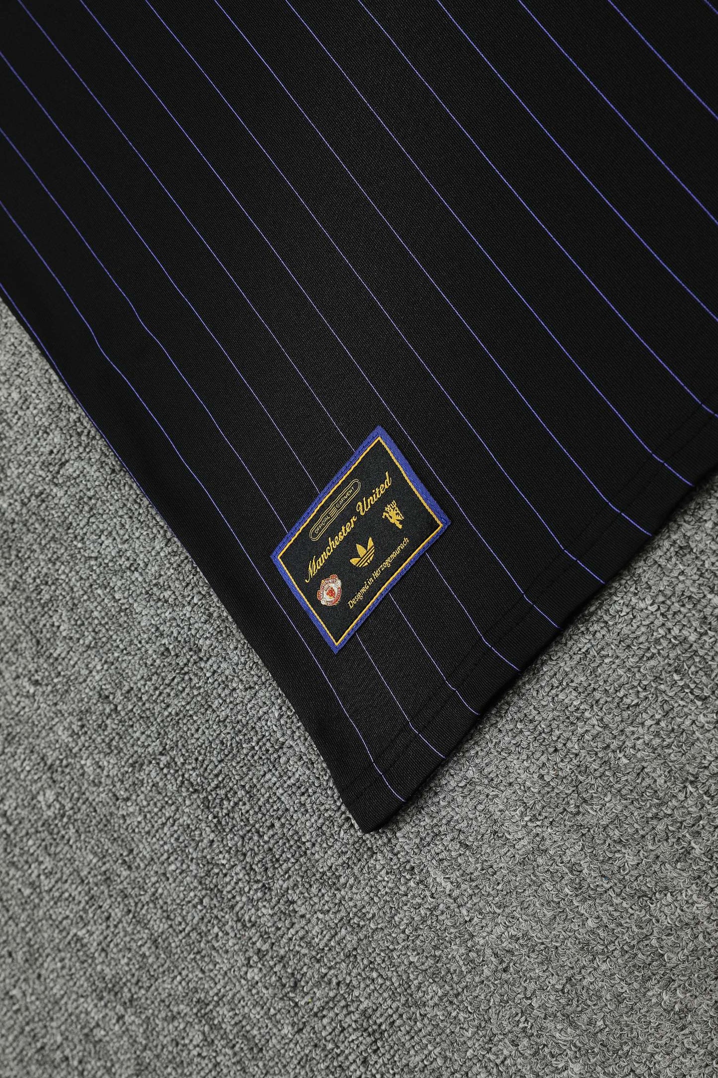 Kit Shirt + Shorts Manchester United Black/Gold 25/26