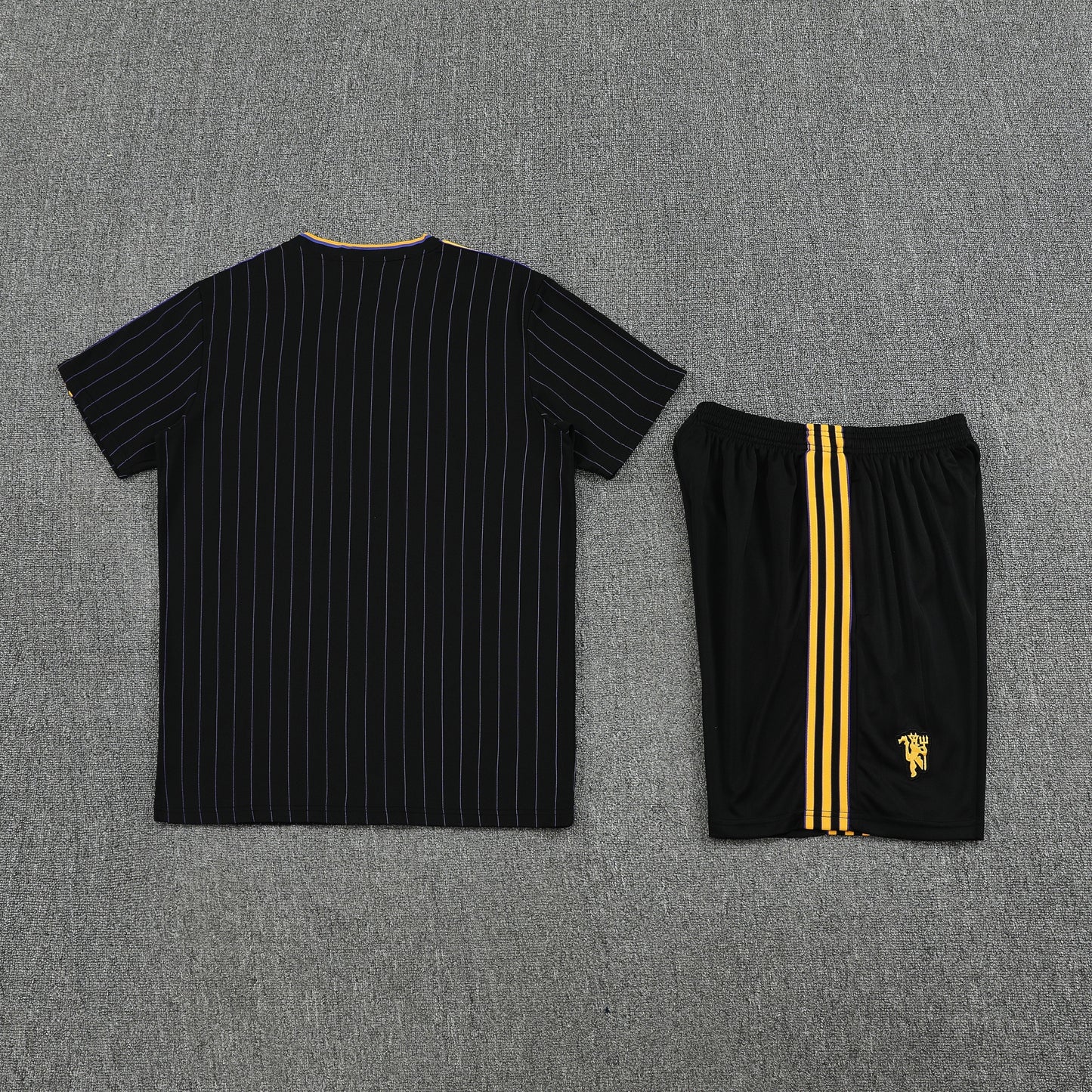 Kit Shirt + Shorts Manchester United Black/Gold 25/26