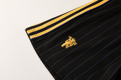 Completino Manica Corta Manchester United Icons 25/26 Uomo | Kit Allenamento - CalcioVivo