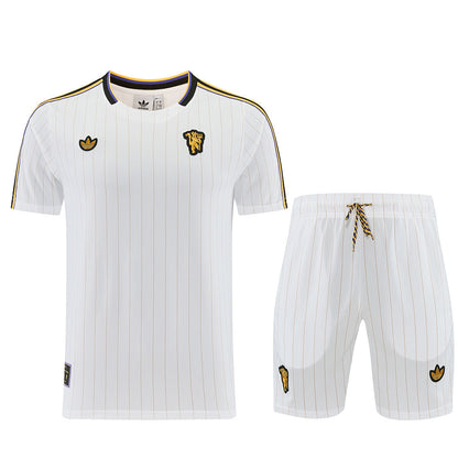 Completino Manica Corta Manchester United Icons 25/26 Uomo | Kit Allenamento - CalcioVivo