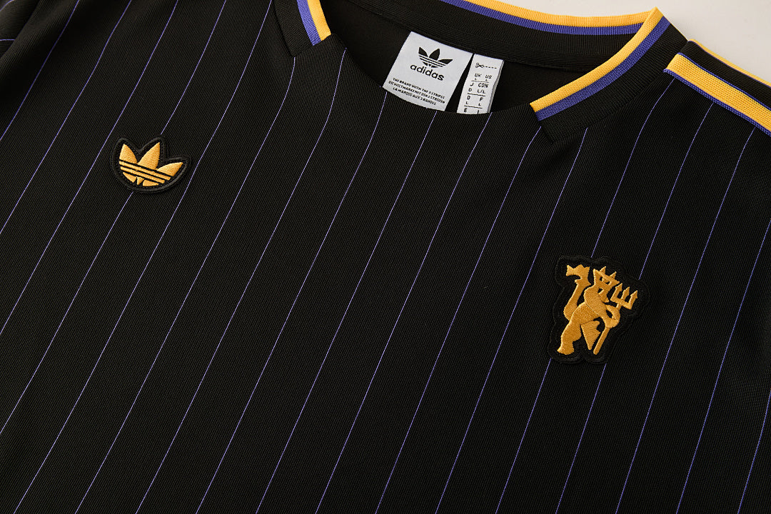 Completino Manica Corta Manchester United Icons 25/26 Uomo | Kit Allenamento - CalcioVivo