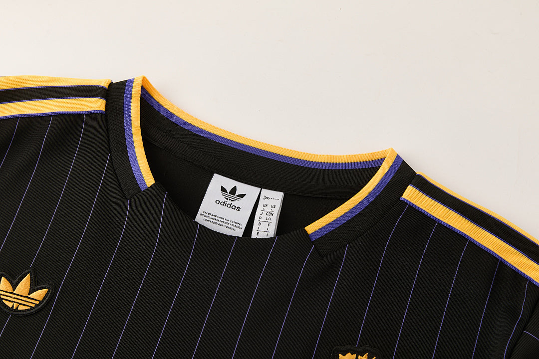 Completino Manica Corta Manchester United Icons 25/26 Uomo | Kit Allenamento - CalcioVivo