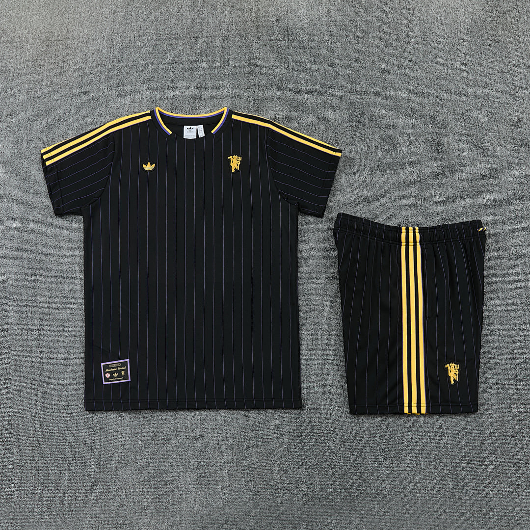 Completino Manica Corta Manchester United Icons 25/26 Uomo | Kit Allenamento - CalcioVivo