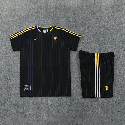 Completino Manica Corta Manchester United Icons 25/26 Uomo | Kit Allenamento - CalcioVivo