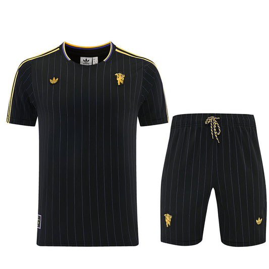 Completino Manica Corta Manchester United Icons 25/26 Uomo | Kit Allenamento - CalcioVivo