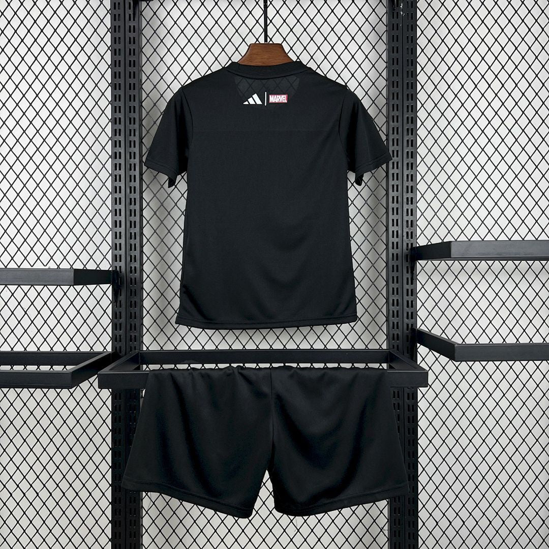 Kit Bambino Real Madrid x Marvel Nero 25/26 | Kit da Calcio - CalcioVivo