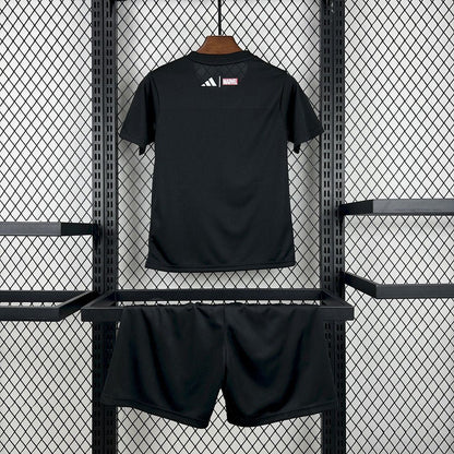 Kit Bambino Real Madrid x Marvel Nero 25/26 | Kit da Calcio - CalcioVivo