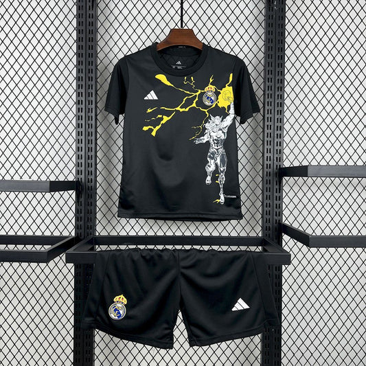 Kit Bambino Real Madrid x Marvel Nero 25/26 | Kit da Calcio - CalcioVivo