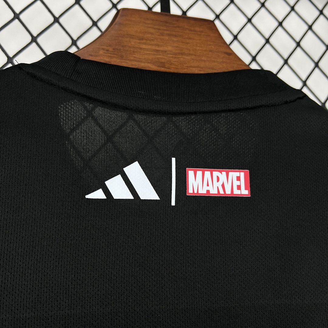 Kit Bambino Real Madrid x Marvel Nero 25/26 | Kit da Calcio - CalcioVivo