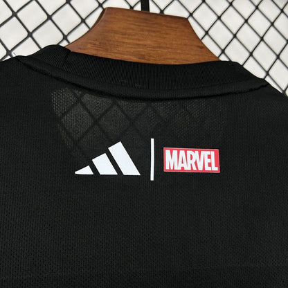Kit Bambino Real Madrid x Marvel Nero 25/26 | Kit da Calcio - CalcioVivo