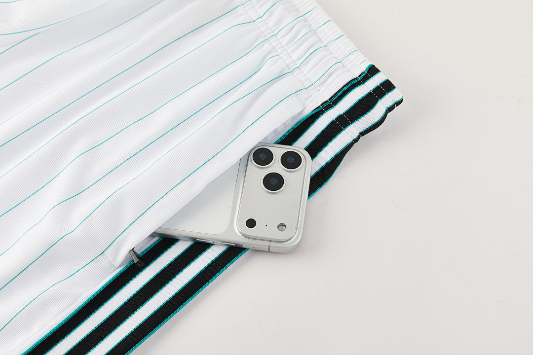 Kit Liverpool Icons Bianco 25/26 Uomo | Kit da Calcio - CalcioVivo