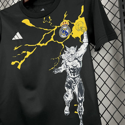 Kit Bambino Real Madrid x Marvel Nero 25/26 | Kit da Calcio - CalcioVivo