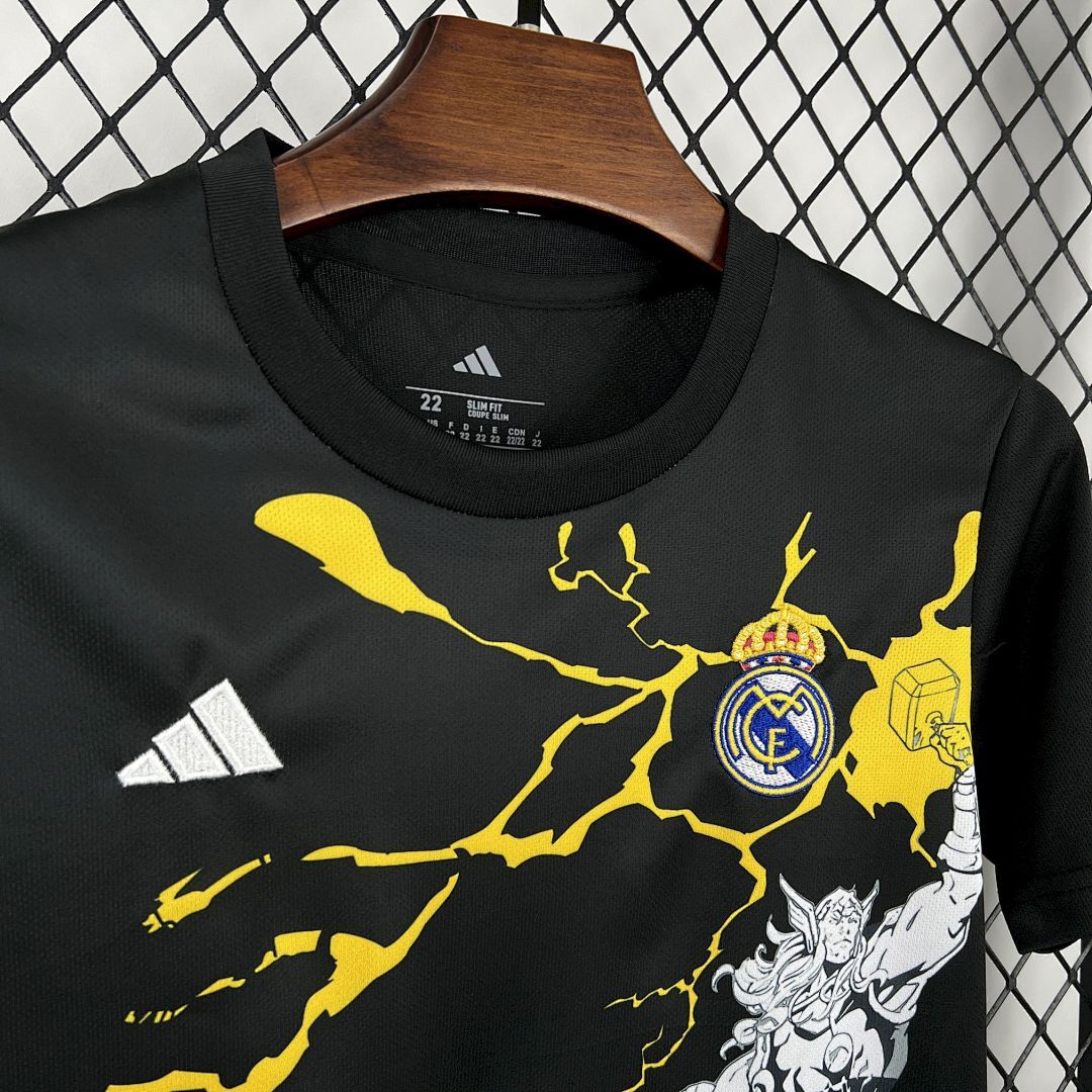 Kit Bambino Real Madrid x Marvel Nero 25/26 | Kit da Calcio - CalcioVivo