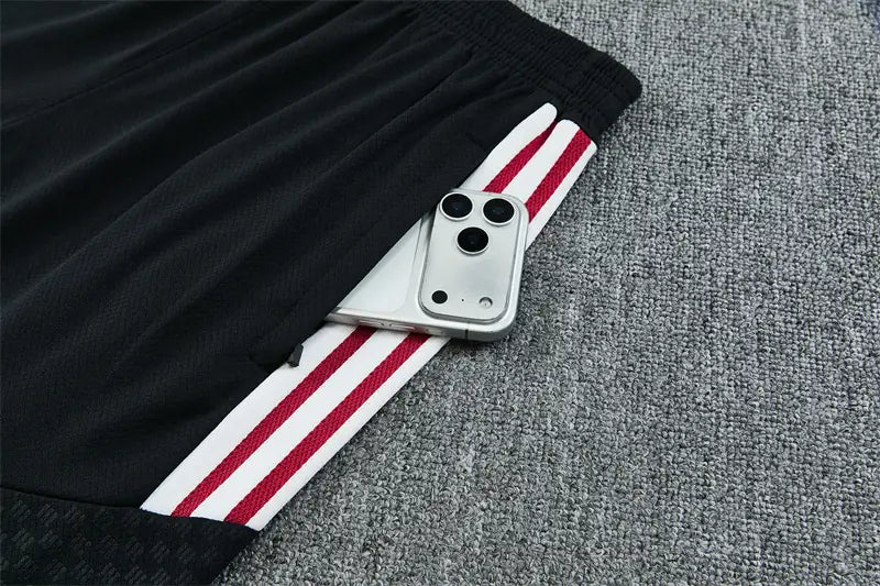 Completino Manica Corta Arsenal 26/27 Uomo Nero con inserti Fucsia | Kit Allenamento - CalcioVivo