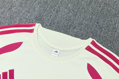 Completino Manica Corta Real Madrid 26/27 Uomo Bianco e Fucsia | Kit Allenamento - CalcioVivo