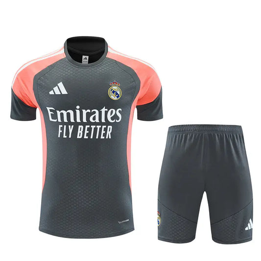 Completino Manica Corta Real Madrid 26/27 Uomo Grigio Antracite con dettagli Rosa Corallo e Nero | Kit Allenamento - CalcioVivo
