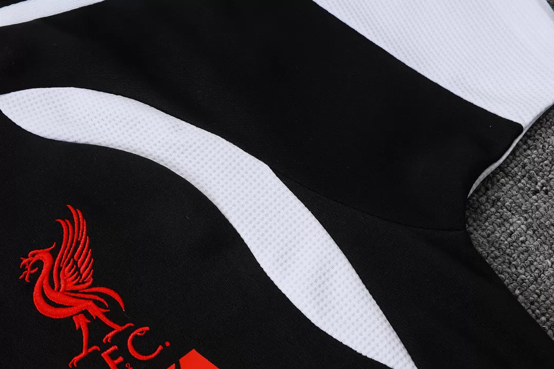 Completino Polo Liverpool 26/27 Uomo Nero | Kit Allenamento - CalcioVivo