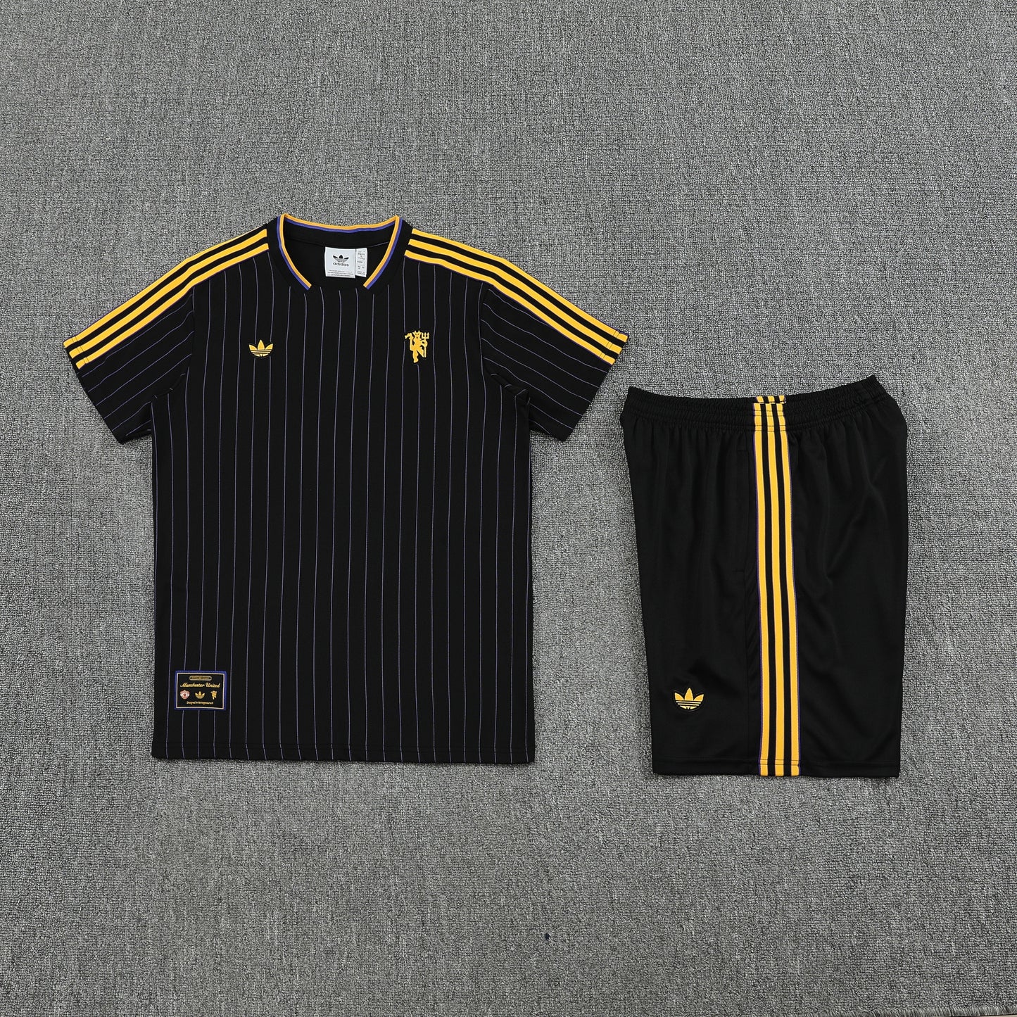 Kit Shirt + Shorts Manchester United Black/Gold 25/26