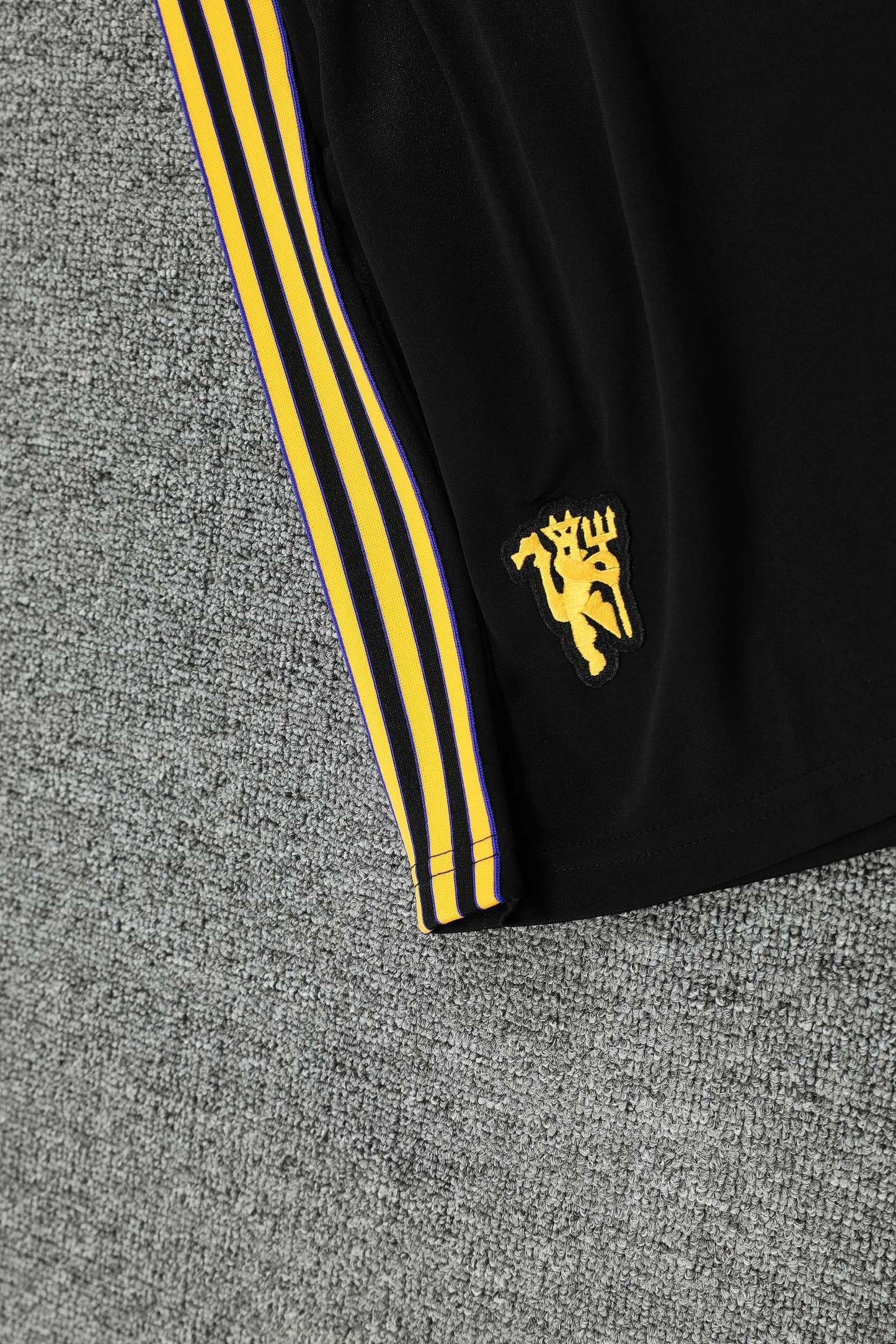 Kit Shirt + Shorts Manchester United Black/Gold 25/26