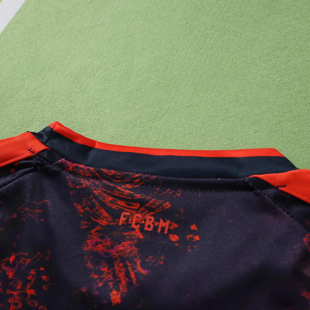 Kit Bambino Bayern Munich Third 26/27 Nero con dettagli Rosso Arancione