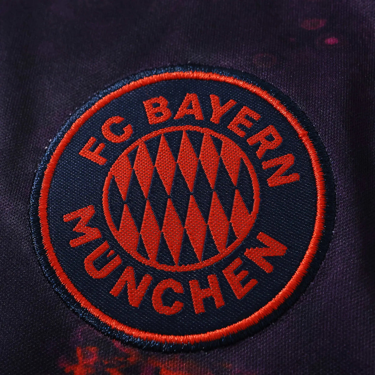 Kit Bambino Bayern Munich Third 26/27 Nero con dettagli Rosso Arancione