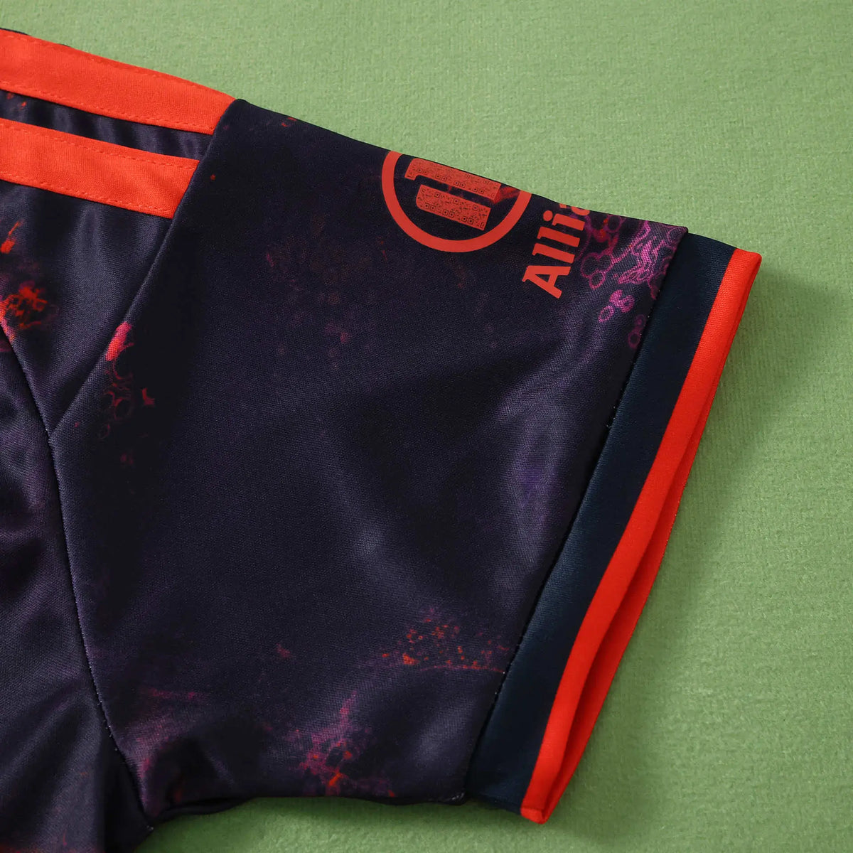 Kit Bambino Bayern Munich Third 26/27 Nero con dettagli Rosso Arancione