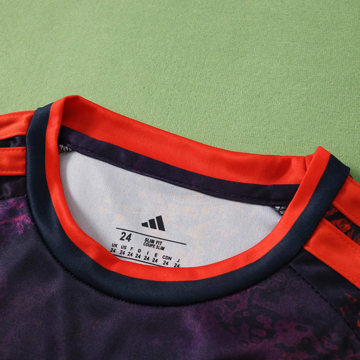 Kit Bambino Bayern Munich Third 26/27 Nero con dettagli Rosso Arancione