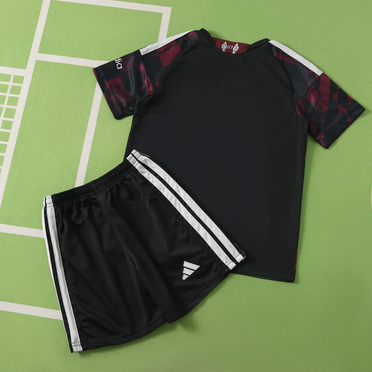 Kit Bambino Liverpool Third 26/27 Nero e Bordeaux | Kit da Calcio - CalcioVivo