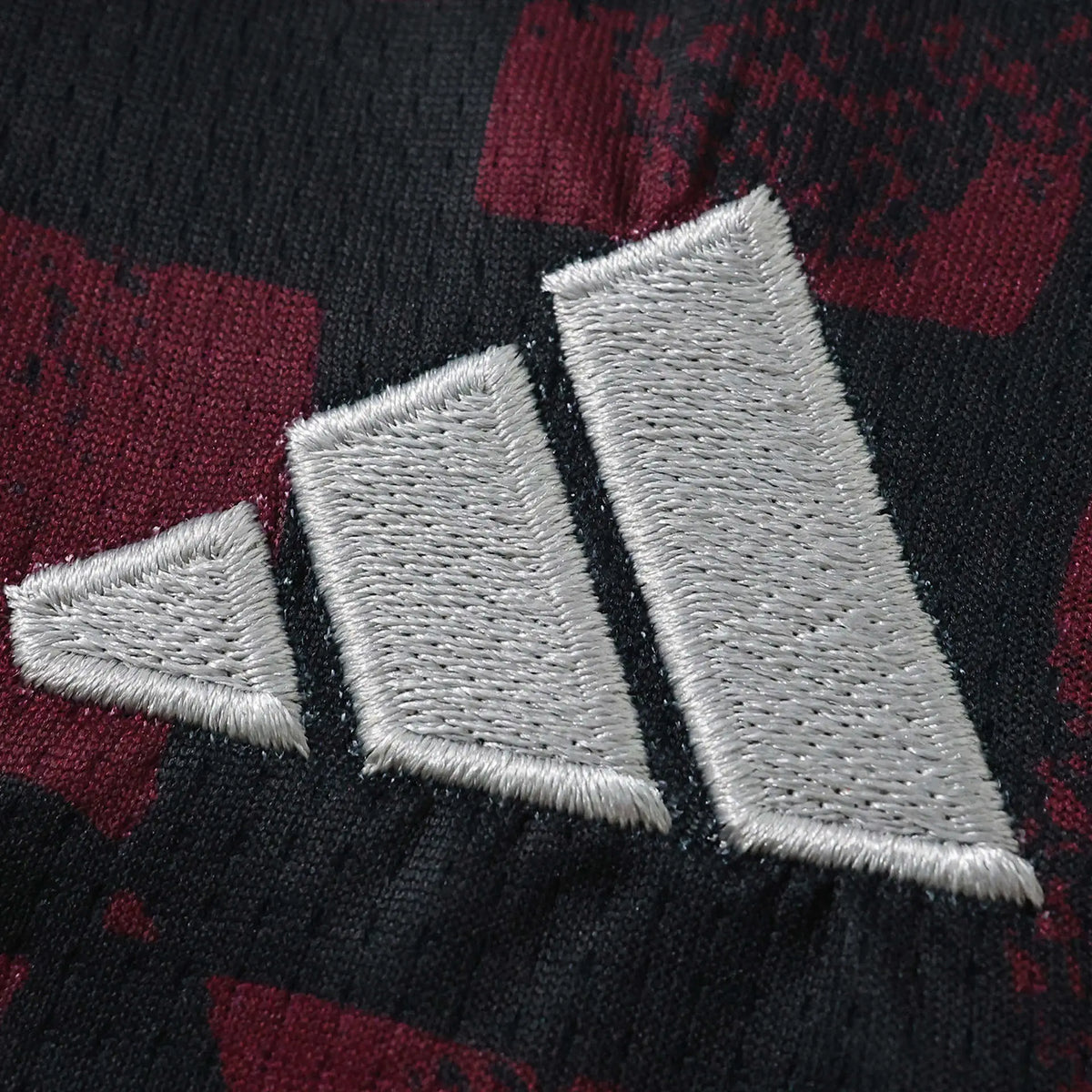 Kit Bambino Liverpool Third 26/27 Nero e Bordeaux | Kit da Calcio - CalcioVivo