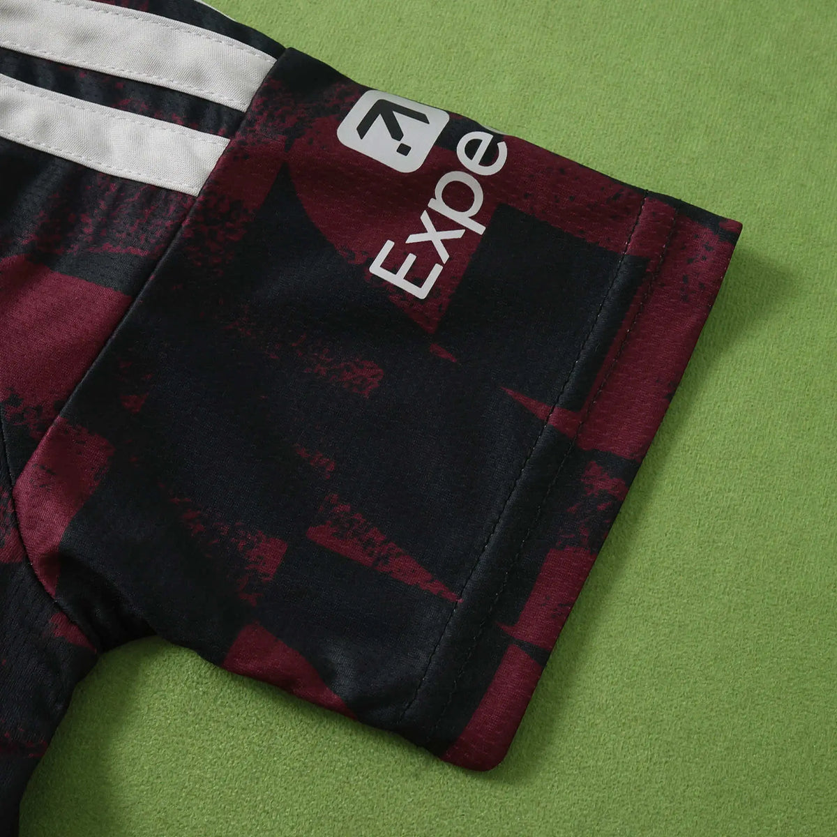 Kit Bambino Liverpool Third 26/27 Nero e Bordeaux | Kit da Calcio - CalcioVivo