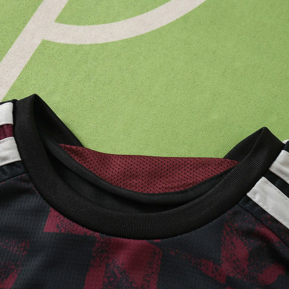 Kit Bambino Liverpool Third 26/27 Nero e Bordeaux | Kit da Calcio - CalcioVivo