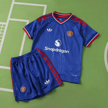 Kit Bambino Manchester United Away 26/27 Blu | Kit da Calcio - CalcioVivo