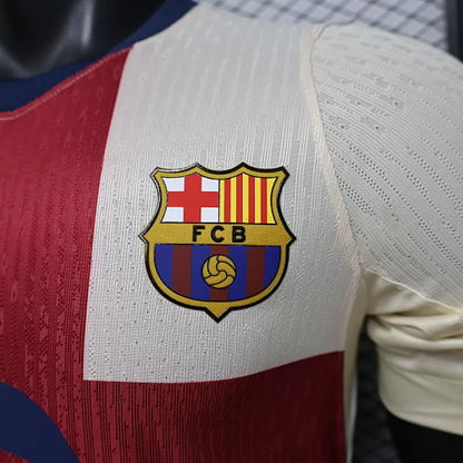 Maglia Barcelona Fourth 26/27 Player Uomo Bianco e Rosso | Maglia da Calcio - CalcioVivo