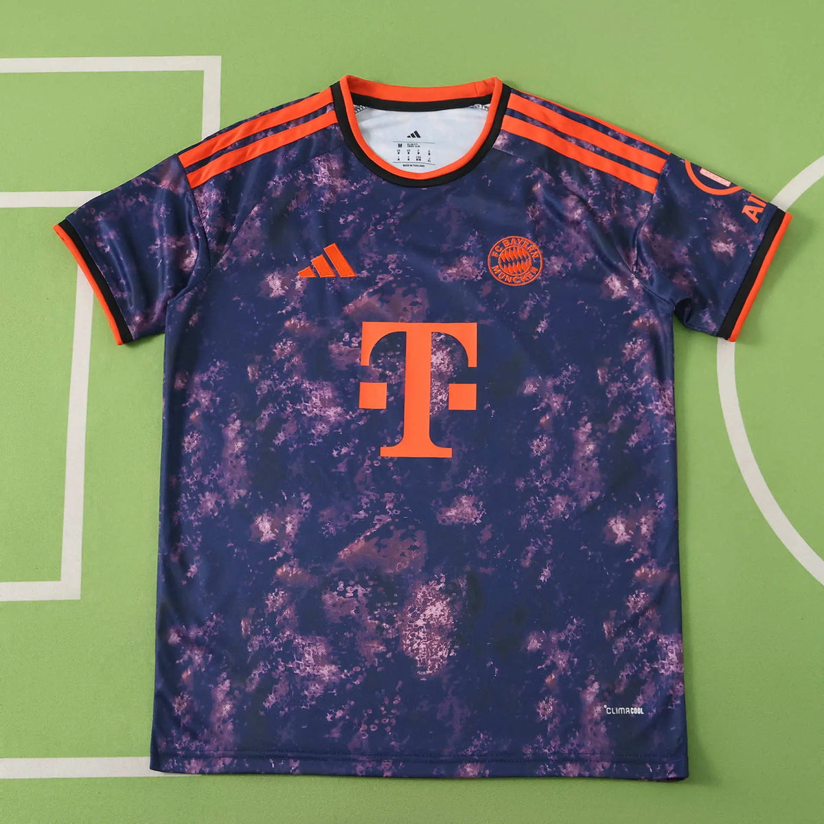 Maglia Bayern Munich Third 26/27 Uomo Blu Navy con pattern galaxy e dettagli Arancione | Maglia da Calcio - CalcioVivo