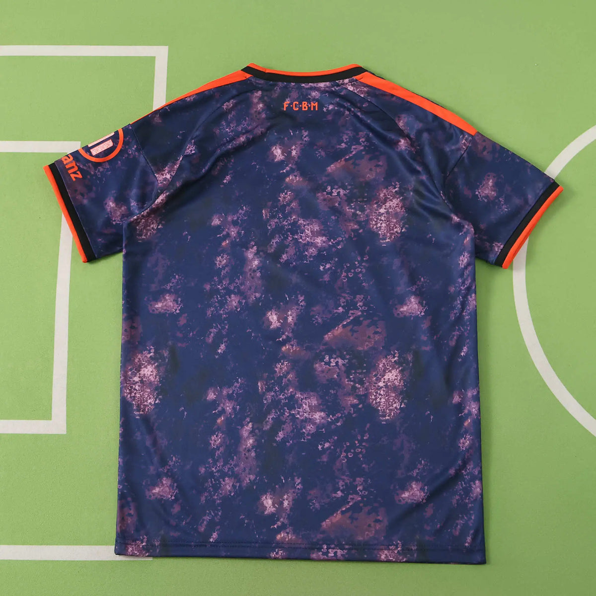 Maglia Bayern Munich Third 26/27 Uomo Blu Navy con pattern galaxy e dettagli Arancione | Maglia da Calcio - CalcioVivo