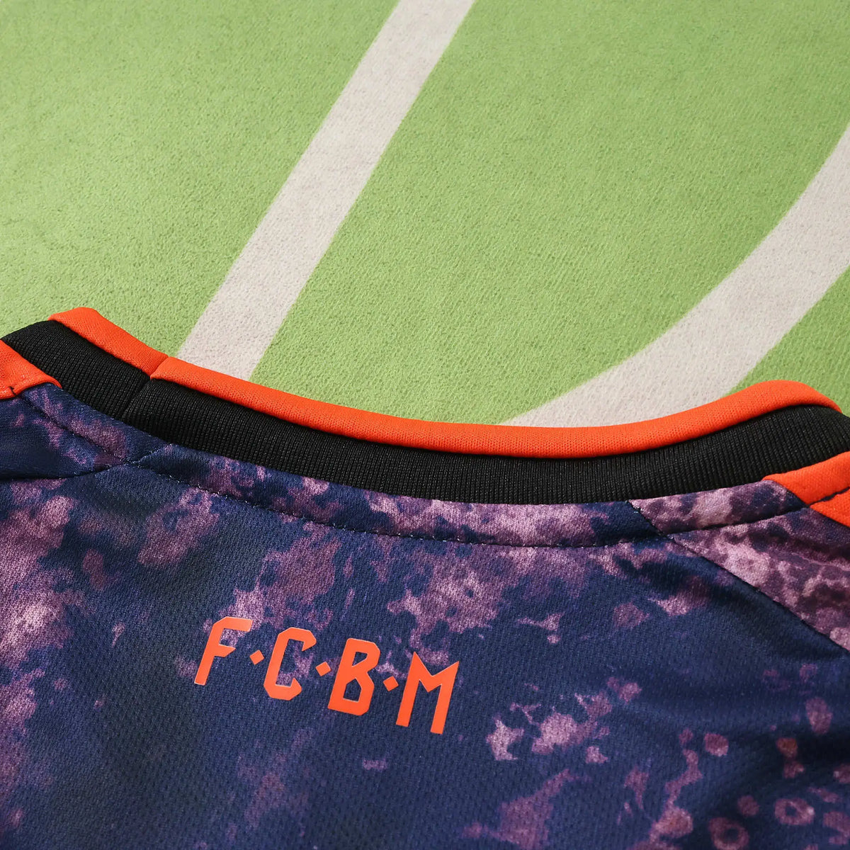 Maglia Bayern Munich Third 26/27 Uomo Blu Navy con pattern galaxy e dettagli Arancione | Maglia da Calcio - CalcioVivo