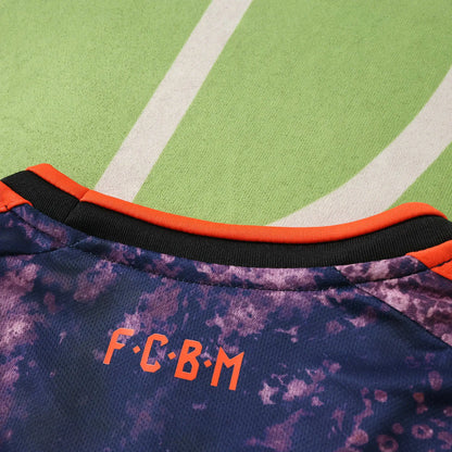 Maglia Bayern Munich Third 26/27 Uomo Blu Navy con pattern galaxy e dettagli Arancione | Maglia da Calcio - CalcioVivo