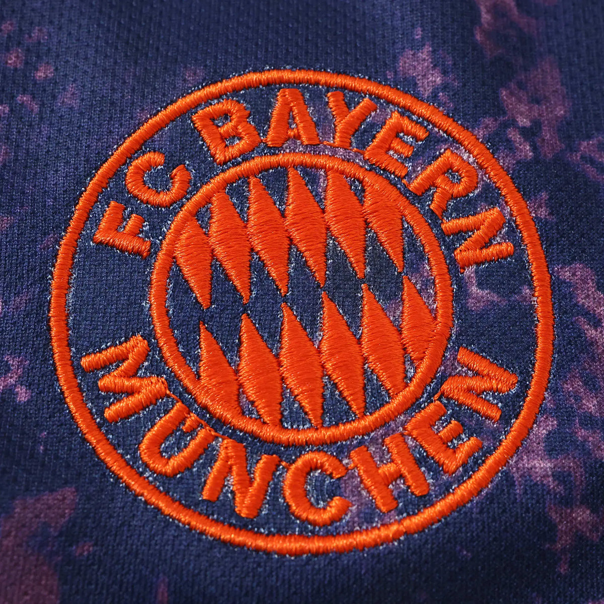 Maglia Bayern Munich Third 26/27 Uomo Blu Navy con pattern galaxy e dettagli Arancione | Maglia da Calcio - CalcioVivo