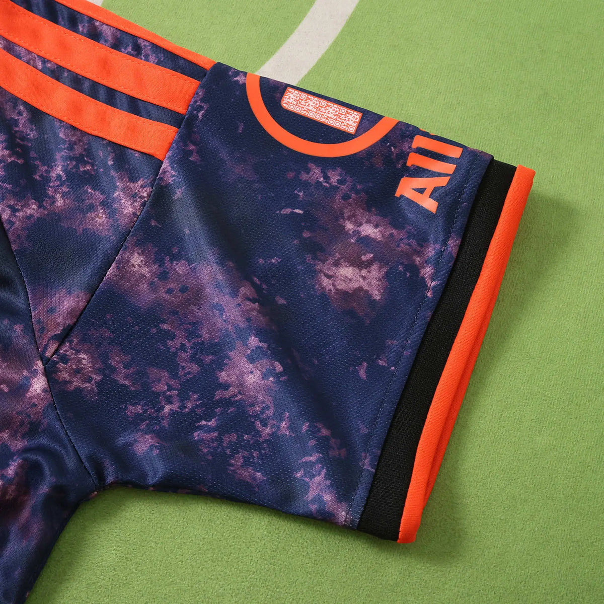 Maglia Bayern Munich Third 26/27 Uomo Blu Navy con pattern galaxy e dettagli Arancione | Maglia da Calcio - CalcioVivo