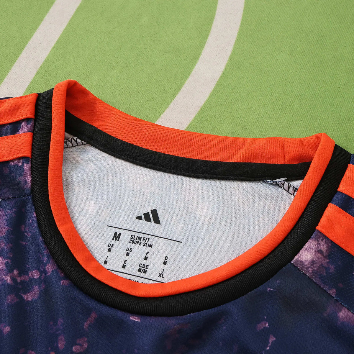 Maglia Bayern Munich Third 26/27 Uomo Blu Navy con pattern galaxy e dettagli Arancione | Maglia da Calcio - CalcioVivo
