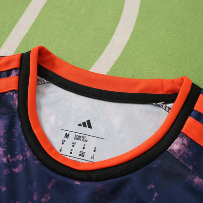 Maglia Bayern Munich Third 26/27 Uomo Blu Navy con pattern galaxy e dettagli Arancione | Maglia da Calcio - CalcioVivo