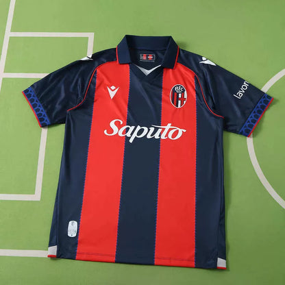 Maglia Bologna Home 26/27 Uomo Rosso e Blu Navy | Maglia da Calcio