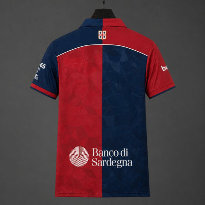 Maglia Cagliari Home 26/27 Uomo Rosso e Blu Navy | Maglia da Calcio - CalcioVivo