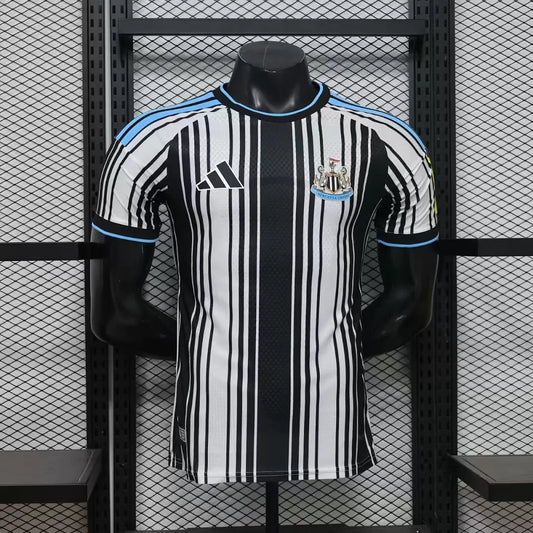 Maglia Newcastle Home 26/27 Player Uomo Bianco e Nero a Righe Verticali | Maglia da Calcio