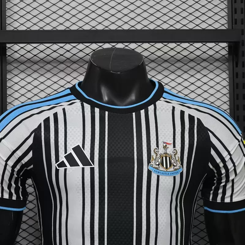 Maglia Newcastle Home 26/27 Player Uomo Bianco e Nero a Righe Verticali | Maglia da Calcio