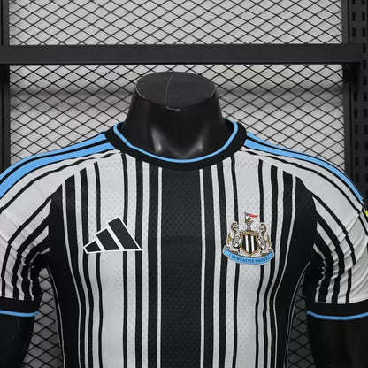 Maglia Newcastle Home 26/27 Player Uomo Bianco e Nero a Righe Verticali | Maglia da Calcio